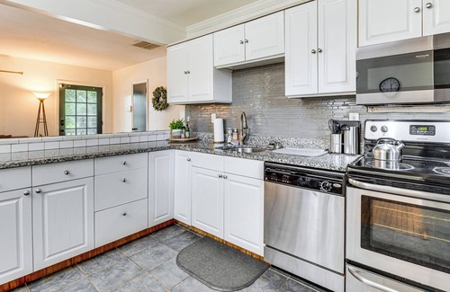 East Side House | Walk to Golf: Cozy Home w/Lush Yard in Atlanta!