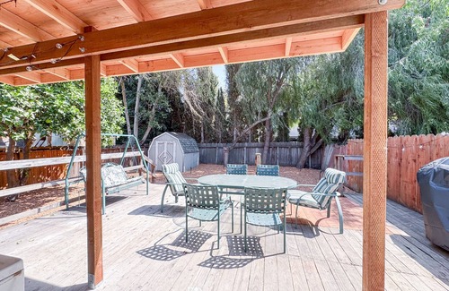 North Whisman House | Walk to Google 3BR Home Yard & Kitchen