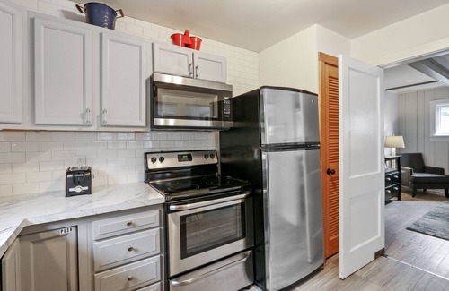 Indian Hills House | Walk to Lake! Adorable House in Fontana-on Geneva Lake. SUMMER 2026 SPECIAL! 30%