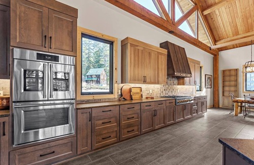 Hayden House | Walk to Lake, Boat Slip, Kayak, Event-Ready & More