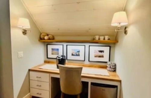 Huletts Landing House | Walk to Lake, Hot Tub, Beach, Boat launch, fire pit, marina, lake access, creek.