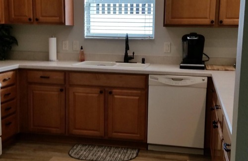 Virginia Trace House | Walk to Lake Sumter Landing! Golf cart included!