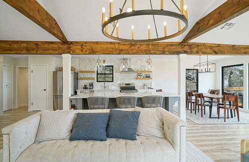 Lake Whitney House | Walk to Lake Whitney~Fire Pit~BBQ Grill~King Bed