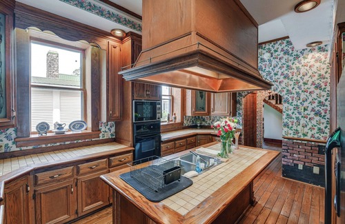 Lawrenceburg House | Walk to Lawrenceburg Square: Home for Large Groups