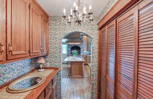 Lawrenceburg House | Walk to Lawrenceburg Square: Home for Large Groups