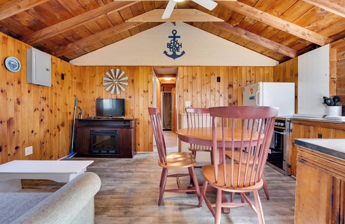 York Beach Cottage | Walk to Long Sands Beach: Cottage w/Fire Pits!