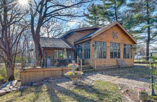 Johnston House | Walk to Saylorville Lake Spacious Home with Deck!