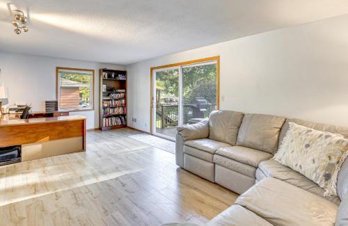 Mankato House | Walk to Spring Lake with Waterpark Family Retreat!