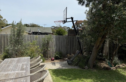 Mount Eliza House | Walk to the beach and shops, cruisey beach house in quiet location.