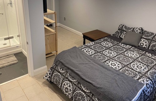 Braintree Apartment | Walk to the commuter rail from this pet friendly one bedroom apartment