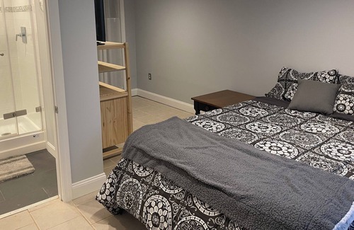 Braintree Apartment | Walk to the commuter rail from this pet friendly one bedroom apartment