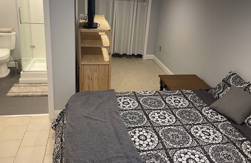 Braintree Apartment | Walk to the commuter rail from this pet friendly one bedroom apartment