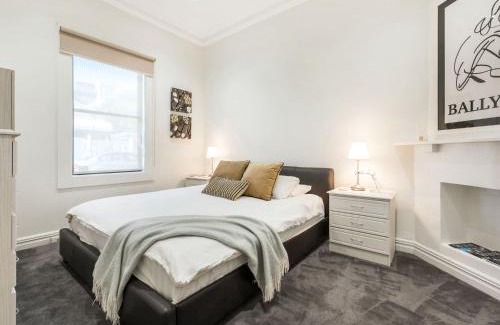Richmond North House | Walk to the MCG & AAMI Park - Free Late Checkout - Great location & Backyard