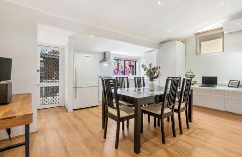 Richmond North House | Walk to the MCG & AAMI Park - Free Late Checkout - Great location & Backyard