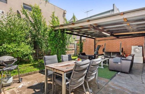 Richmond North House | Walk to the MCG & AAMI Park - Free Late Checkout - Great location & Backyard