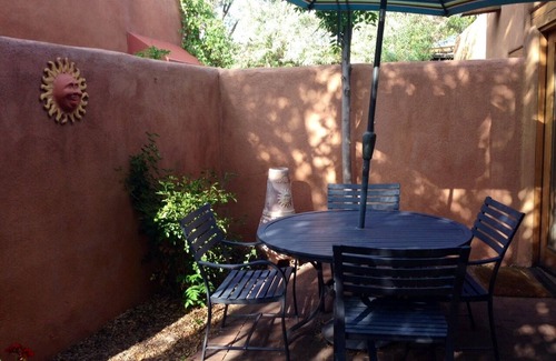 West Manhattan House | Walk to the plaza & railyard! Classic & charming 2br/2ba adobe casita