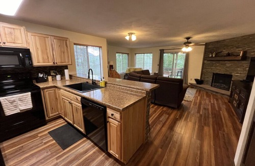 Jefferson Township House | 🏊‍♂️ Walk to the Pool, 🌲 Relax in the Trees – Your Summer Escape Awaits! ☀️
