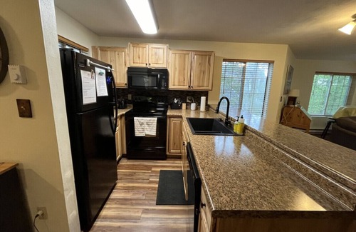 Jefferson Township House | 🏊‍♂️ Walk to the Pool, 🌲 Relax in the Trees – Your Summer Escape Awaits! ☀️