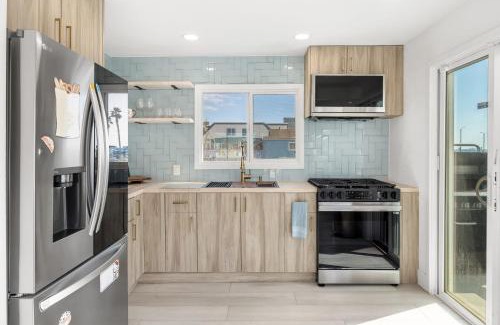 Huntington Beach House | Walk to the Sand Ocean Views Balcony Parking Sunset Surf