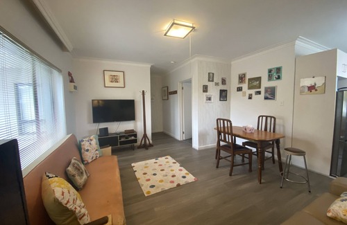 Brunswick West Apartment | Walk to the Zoo! Ideal location close to all amenities.