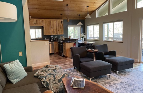 Pioneer Trail Ski Chalet | Walk to Trails,10 min Downtown & Heavenly! Quiet South Lake Tahoe Chalet.