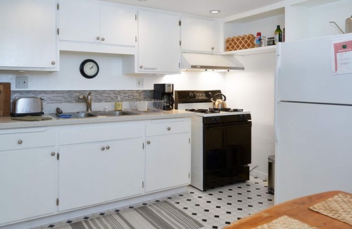 Upper Telegraph Apartment | Walk to trendy Temescal & College Ave - 2+ BR