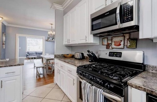 Rosewood House | Walk to USC/Devine Street - Cool Blue Bungalow - Pet Friendly!n