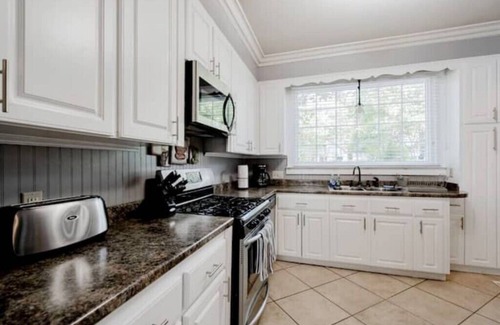 Rosewood House | Walk to USC/Devine Street - Cool Blue Bungalow - Pet Friendly!n