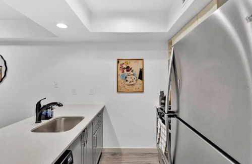 Clarksville Apartment | Walkable 1st-Floor Austin Stay – King Bed, Pet Friendly, Free Parking, Sleeps 10