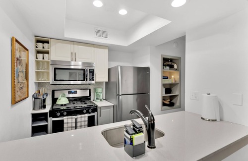 Clarksville Apartment | Walkable 1st-Floor Austin Stay – King Bed, Pet Friendly, Free Parking, Sleeps 10