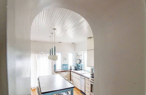 Chestnut House | Walkable 3 Bed Boho Bungalow | Chef's Kitchen