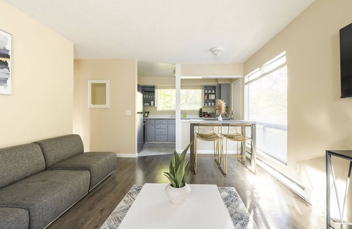 Education Hill Apartment | Walkable condo in heart of vibrant D/n Redmond, m/s from Microsoft, woodinville