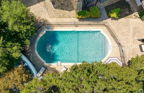 Bouldin Apartment | Walkable Dtwn 2B Getaway - Sleeps 5 - Pool, Prkg