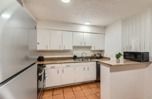 Bouldin Apartment | Walkable Dtwn 2B Getaway - Sleeps 5 - Pool, Prkg