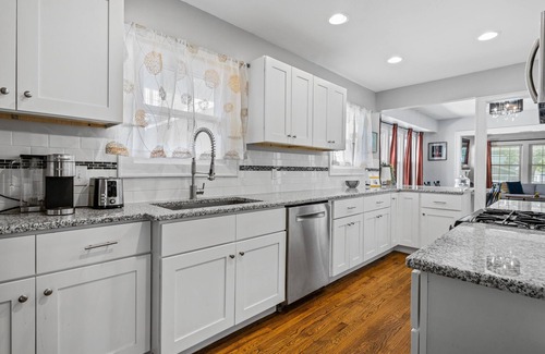 West Plaza House | Walkable Plaza Perch + Gym
