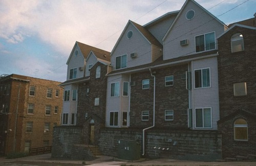 East Hillside Apartment | Walking Distance from Hospitals, Lake-walk and Restaurants