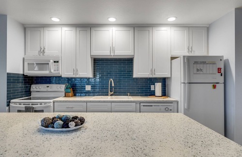 Williams House | Walking distance from downtown - Close to local Lakes - Large backyard - Hot Tub
