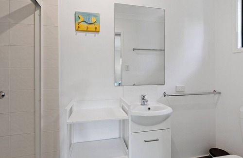 Tin Can Bay House | Walking distance to water and Pet Freindly!