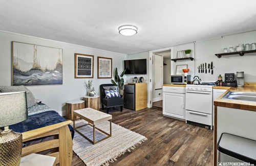 North Star Cottage | Walking distance to restaurants, trails, and cafes. 10 min. uber from airport.