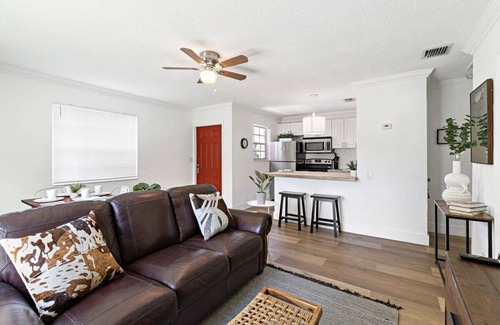 Sailboat Bend Condo | Walking on Sunshine – 2BR, 1BA Near Riverwalk