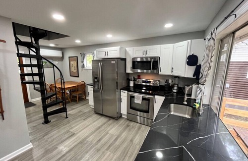 White Mills Cottage | Wally’s Cottage |New|HotTub|Kayaks|Firepit|Central