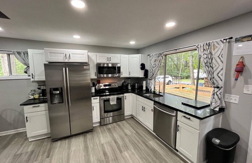 White Mills Cottage | Wally’s Cottage |New|HotTub|Kayaks|Firepit|Central