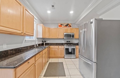 Park View House | Warder Upper · Spacious DC Rowhouse w/Parking+Metro!