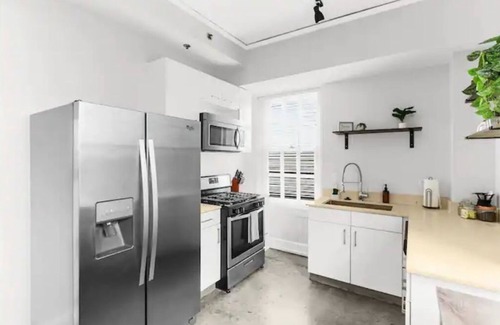Civil Rights Historic District Apartment | Warm Cozy Historic Downtown APT - Free Parking