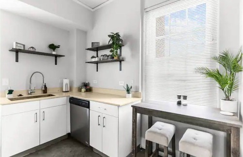 Civil Rights Historic District Apartment | Warm Cozy Historic Downtown APT - Free Parking