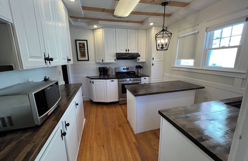 Springfield House | Warm inviting 3BR with fenced yard in quiet neighborhood close to everything