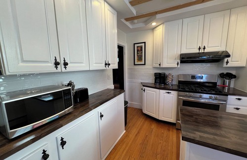 Springfield House | Warm inviting 3BR with fenced yard in quiet neighborhood close to everything