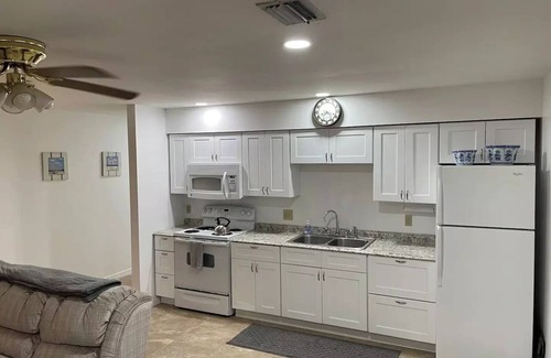 Warm Mineral Springs House | Warm Mineral Springs is .4 tenths of a mile away.n