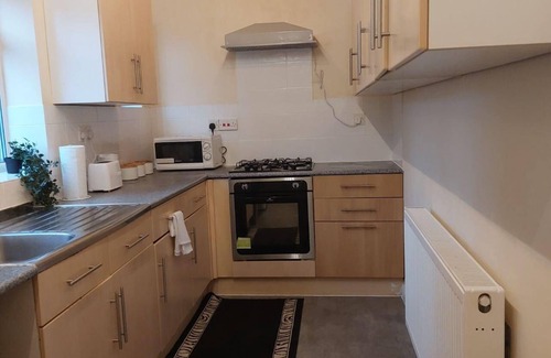 Warrington House | Warrington - House - Sleeps 10 - Parking - Garden