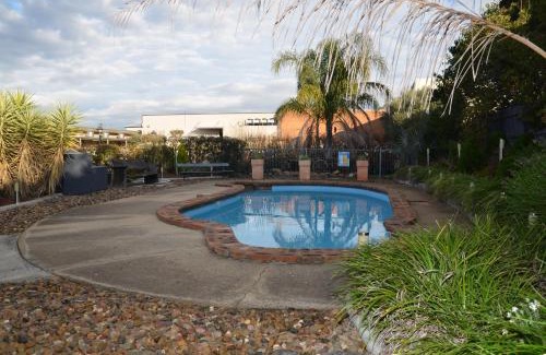 Warwick Hotel | Warwick Motor Inn
